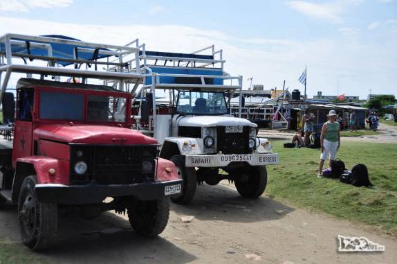A Ixa, mãe do Rodrigo, de mochilas prontas para partir de Cabo Polonio, no litoral do Uruguai